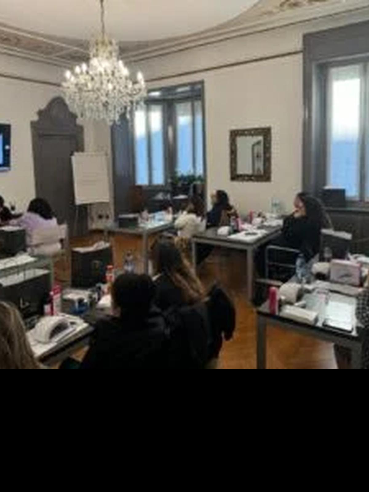 studenti seguono il corso ricostruzione unghie DeNails Academy