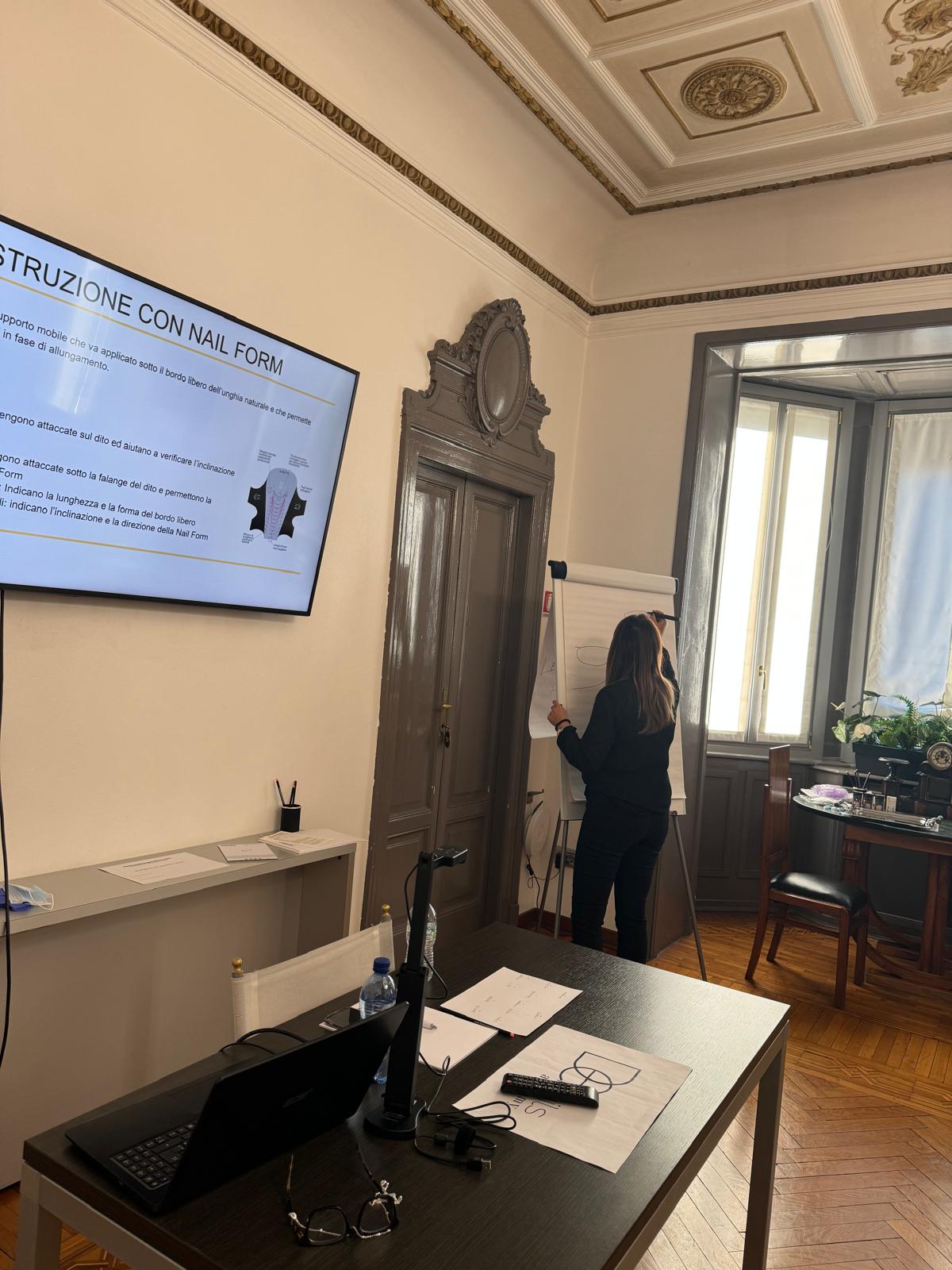 Insegnante svolge corso ricostruzione unghie in aula